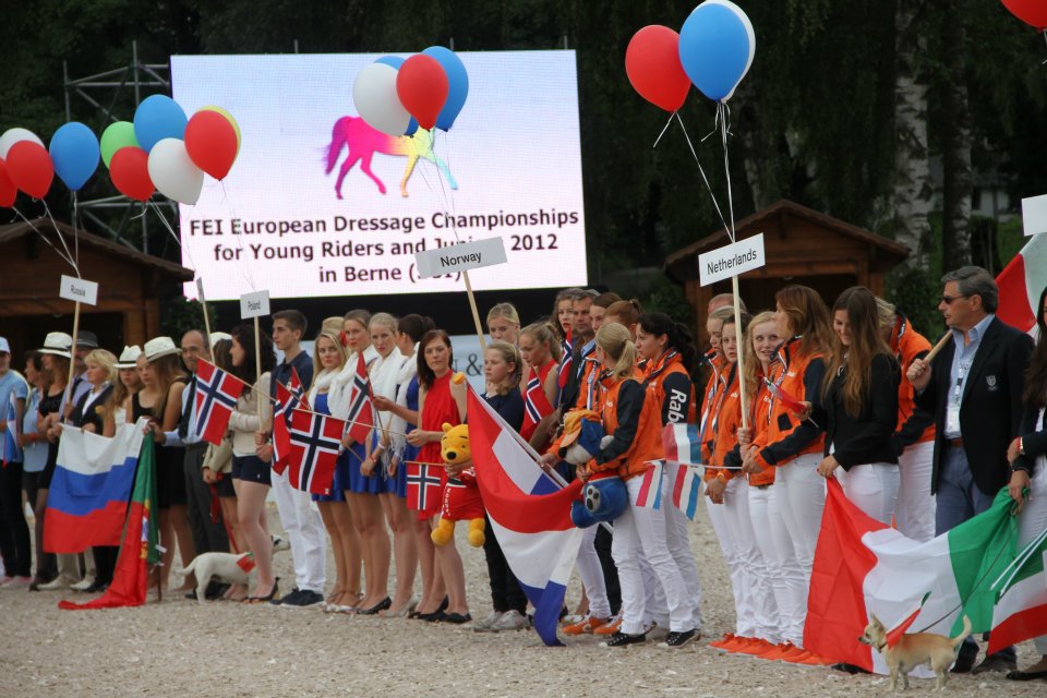 Scieramento delle squadre a Berna, sulla destra gli azzurri (photo courtesy: Cava Centre Ecuestre).