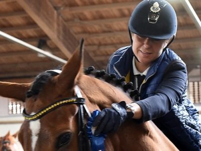 Ester Soldi in rettangolo con determinazione.
