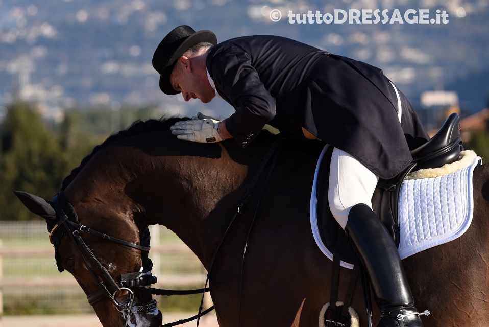 James Connor si congratula con Casino' Royal. (photo © tuttoDRESSAGE).
