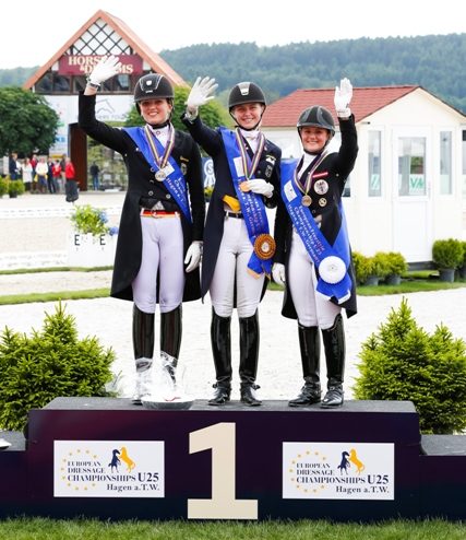 "U25 European Freestyle Champions". Da sinistra: Florine Kienbaum, Sanneke Rothenberger and Diana Porsche. (photo ©Thomas Hellmann)