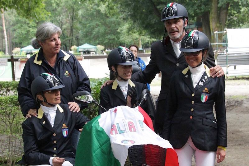 Morganti, Veratti, Acerbi, Salvadè ecco il poker d' assi con il tecnico Laura Conz posare dopo la vittoria per la foto di rito (photo © Fotocommunication).