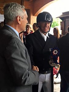 Alessandro Benedetti medaglia d' oro Freestyle mentre riceve le congratulazioni del Presidente del Comitato Toscano Massimo Petaccia (photo courtesy: team Benedetti).