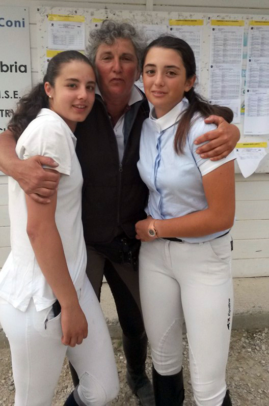 Elena Datti con Alice Polinori e l' istruttrice Heike Weber (photo courtesy: Sveva Nasalli Rocca).