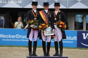 Dorothee Schneider al centro con l' oro freestyle, a sinistra la Sprehe argento ed a destra la Werth bronzo (photo © LL-FOTO.DE).