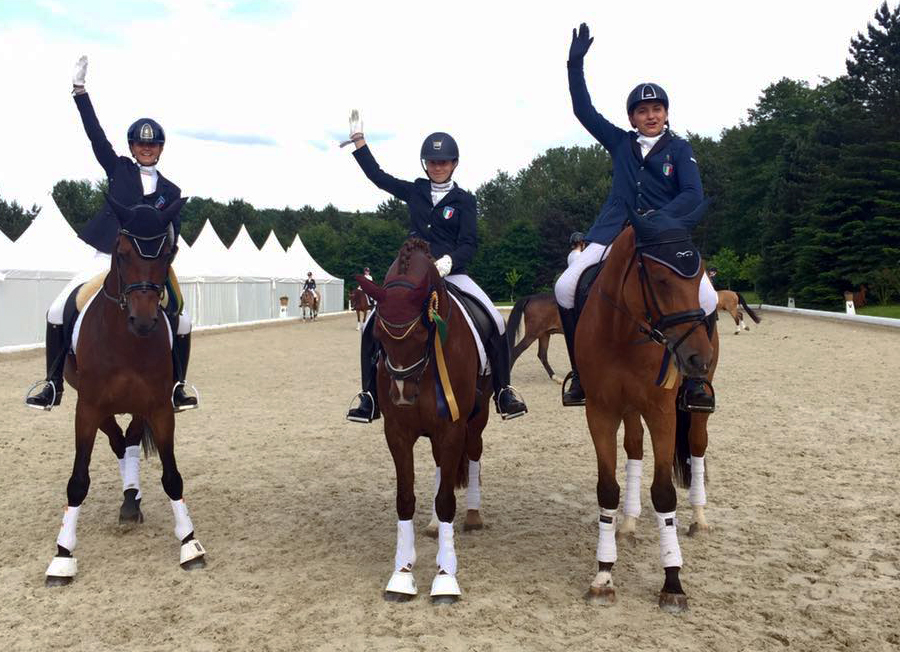 Il team Italia dei Children saluta con un bel sorriso da Hagen. (photo courtesyHaydee Civello).