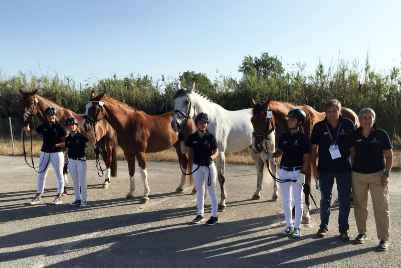 Ecco gli azzurri del Team Italia Junior posare per la foto di rito ad Oliva Nova, da sinistra verso destra: Valentina Remold, Alice Campanella, Lucia Berni, Ginevra Coperchio, il veterinario federale Dott. Daniele Dall' Ora, ed il capo equipe Laura Berruto. (photo courtesy: FISE).