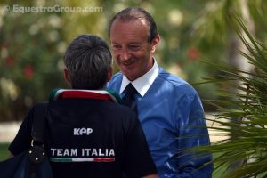 Enzo Truppa discute con Laura Berruto, chef d' equipe del Team Italia, in una pausa durante le gare (photo © Equestra Group). 