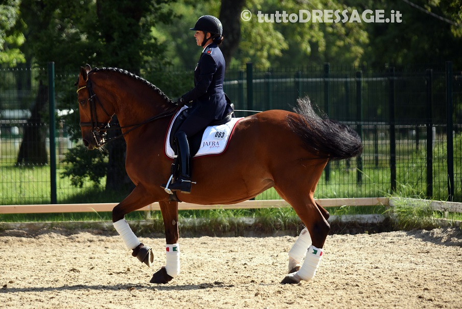 Ester Soldi ed Harmonia nel warm up prima di entrare in rettangolo (photo © tuttoDRESSAGE.it).