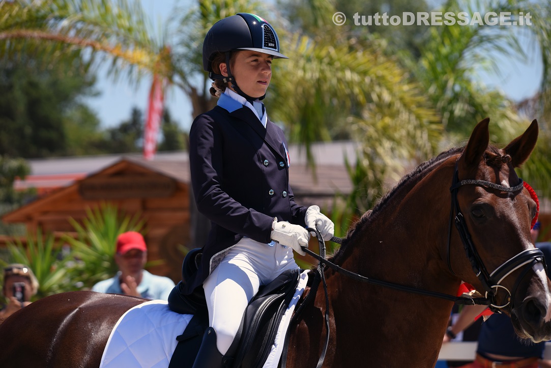 Alessia Volpini e May entrano nell' arena di Oliva Nova per il loro giro d' onore europeo (photo © tuttoDRESSAGE).