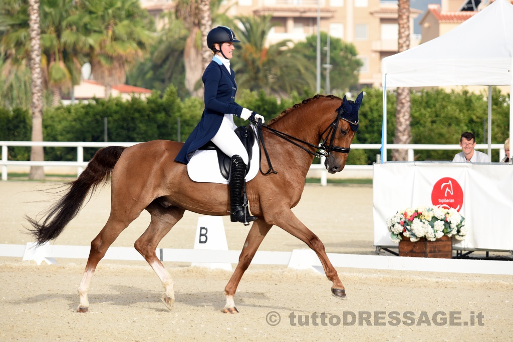 Xenia Herta Schumann e Remidemi nel rettangolo di Oliva Nova (photo © tuttoDRESSAGE).