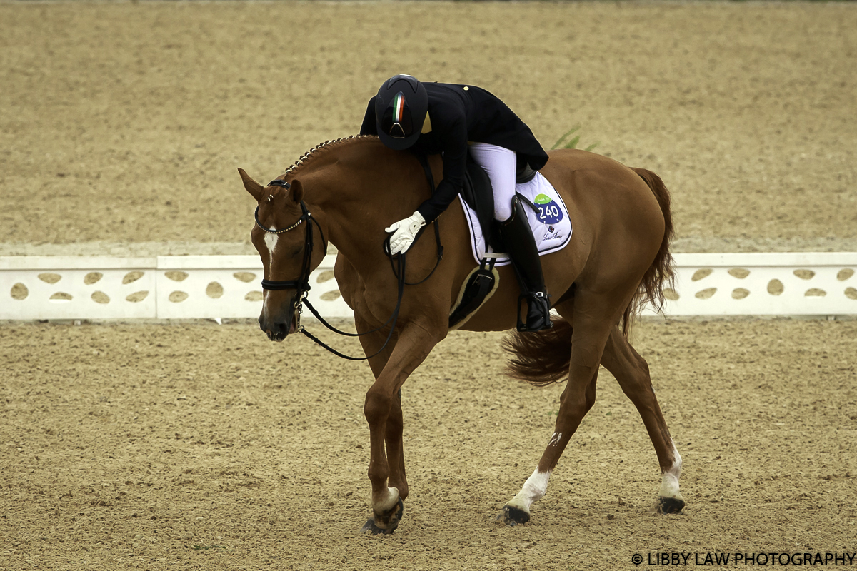 Valentina Truppa abbraccia Chablis uscendo dall' arena olimpica di Rio de Janeiro. (photo © Libby Law Photography).