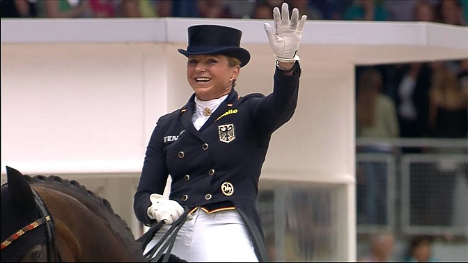 Dorothee Schneider con Showtime guida la carica tedesca al termine del primo di giorno di gare nel dressage. (courtesy: ClipMyHorse).