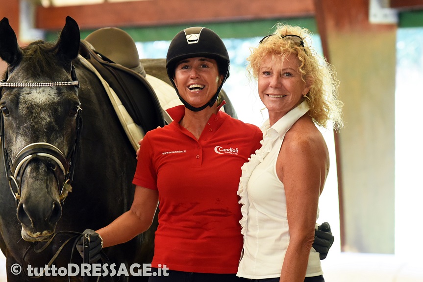 Ester Soldi con Annarella di Villagana e la proprietaria della cavalla in un allenamento prima della partenza per Nizza (photo © tuttoDRESSAGE).