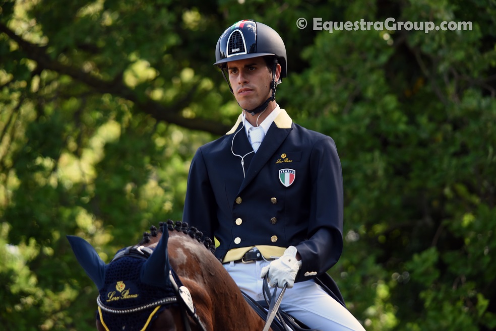 Leonardo Tiozzo mentre si prepara ad entrare in rettangolo per un kur Grand Prix (photo © EquestraGroup / tuttoDRESSAGE).
