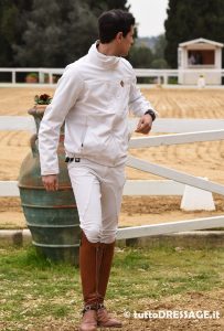 Leonardo da' un ultimo sguardo al rettangolo di Equestria a Roma dove rimarranno Randon, mamma Cristina e tanti cari amici. La Germania lo aspetta. (photo © tuttoDRESSAGE).