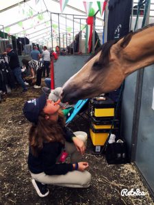 Cecilia Magni gioca con Cascada nelle scuderie danesi di Aarhus dove sono in svolgimento gli Europei pony 2016 (photo courtesy: team Magni).