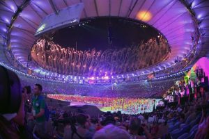 Un indescrivibile Maracanã in un esplosione di colori e gioia alla cerimonia di apertura di questa Olimpiade (photo © Mezzelani- Ferraro – GMT).
