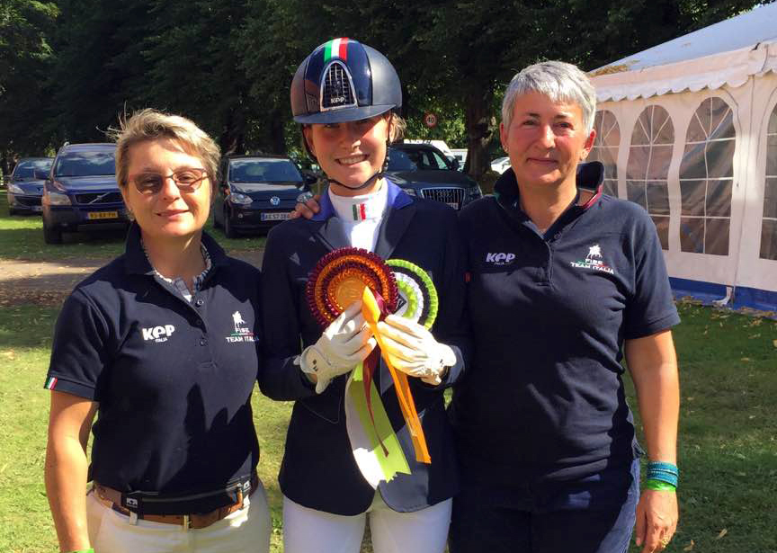 Nina Teresa Zennaro festeggiata da Vanessa Ferluga (a sinistra) e Laura Berruto (a destra). (photo courtesy: Centro Equestre Il Casale).