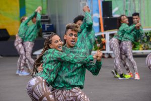Ballerini accolgono gli atleti al loro arrivo al villaggio olimpico (photo: © Rio 2016/Alex Ferro)