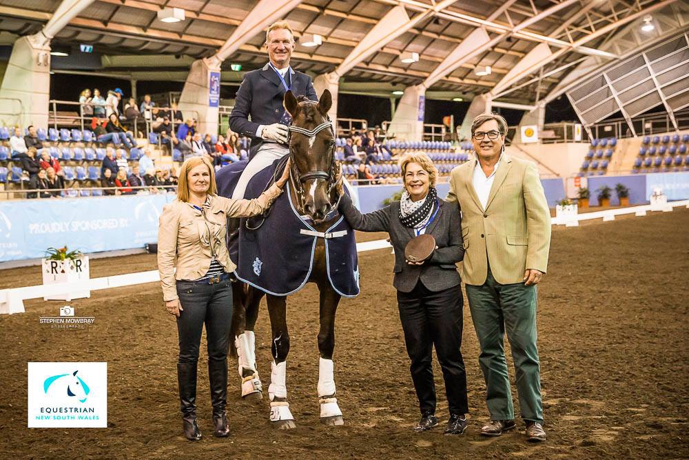 Heat Ryan & Utopian Cardinal durante la premiazione (photo courtesy ©DressageNSW)