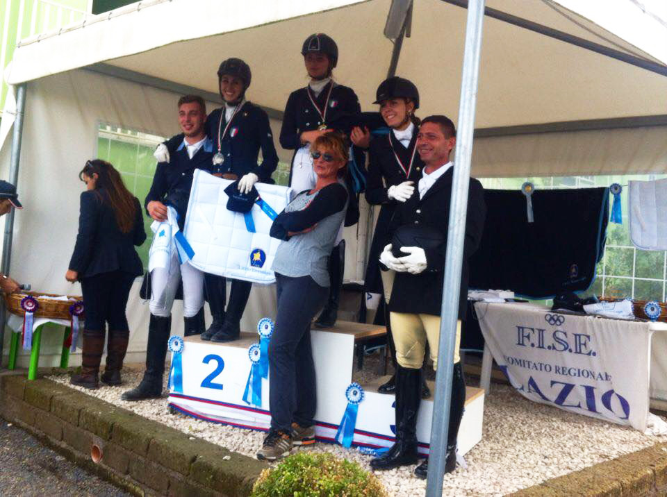 Il podio Amatori con Camilla Mauro (oro), Giulia Eva Di Mauro (argento) e Carolina Carnevali (bronzo). (photo courtesy: team Mauro).