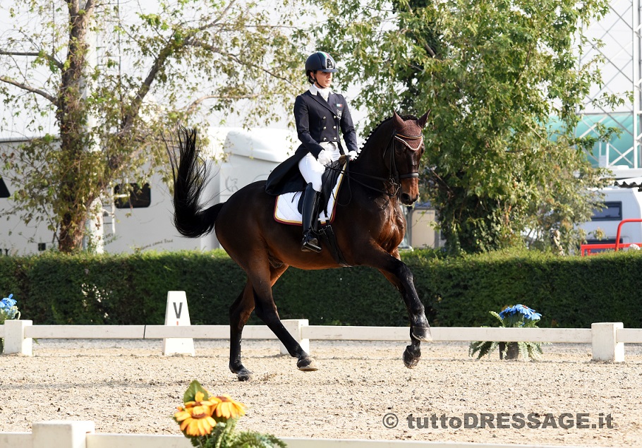 Micol Rustignoli e Fixdesign Corallo Nero al comando del campionato di livello Grand Prix (photo © tuttoDRESSAGE).