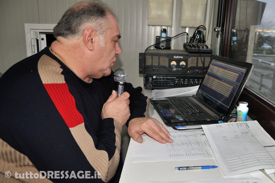 Paolo Peron infaticabile voce dei concorsi allo Sporting Club Paradiso anche per questi Campionati Italiani 2016. (photo © tuttoDRESSAGE).