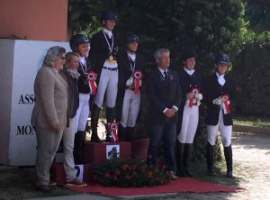 Il podio della categoria M con sul gradino più alto del podio Roberta Gentini (oro), Iris Bilardo (argento) e Giulia Occhionero (bronzo).