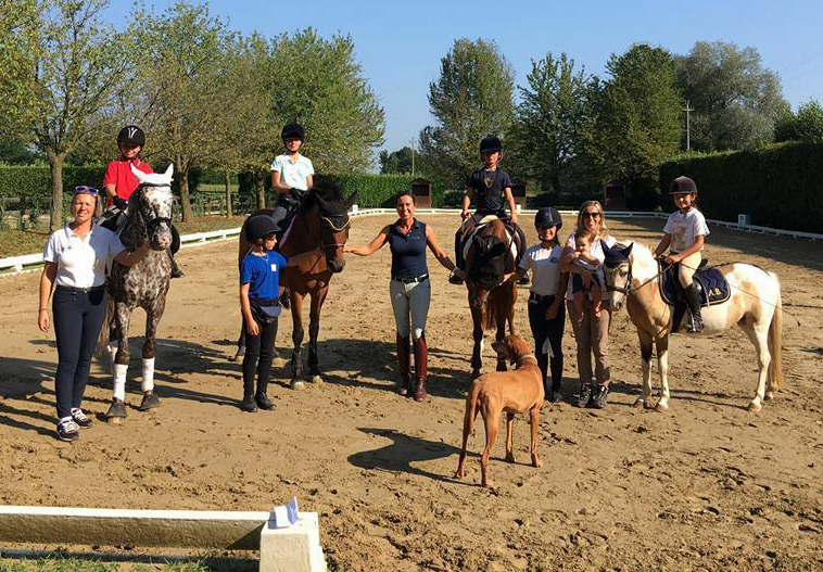 La squadra dressage e i due individuali del Piemonte che parteciperanno alle Ponyadi si sono preparate grazie al COMITATO FISE PIEMONTE che ha organizzato magistralmente uno stage al Suno Riding Club di Antonio Tabarini, niente meno che con Ester Soldi e Paola Lerma (photo courtesy: Scuderia San Giacomo)