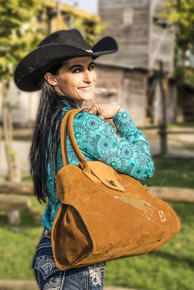 Micol Fontana indossa la shopper in crosta dedicata alla monta western ed in particolare al rodeo.