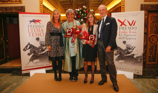 Laura Conz e Arianna Schivo con Walter Caporizzi ed Emanuela Mafrolla. (photo © HippoGroup Roma Capannelle/D.Savi).