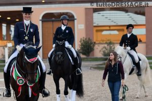 Premiazione della massima categoria D3 con oro ad Eva Rosenthal, argento a Nausicaa Maroni e bronzo a Federico Basile (photo © tuttoDRESSAGE).