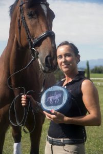 Il modello “Salinero” è il tamburello della linea dedicata al dressage. Una borsa compatta, ma capiente, idonea per tutte le occasioni, da portare facilmente a tracolla.