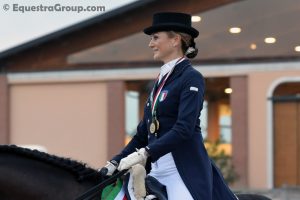 Eva Rosenthal sorride con due medaglie d' oro al collo guadagnate ai Campionati Italiani MCI 2016 (photo © Equestra Group / tuttoDRESSAGE).