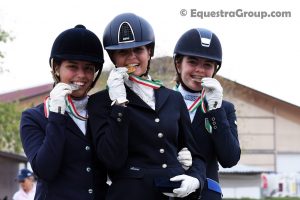 Cambiano l' ordine sul podio ma non le protagoniste nella categoria Junior F, la foto fa riferimento al podio tecnico: da sinistra a destra Marzia Chilelli. Francesca Geri, e Maria Vittoria Brugnaro si sono contese le tre medaglie in un combattuto campionato (photo © tuttoDRESSAGE).