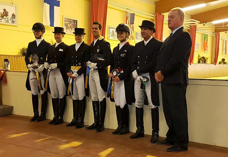 Leonardo Tiozzo al centro, durante la premiazione del Grand Prix di oggi ad Ankum (photo © Ankumer Dressur Club).