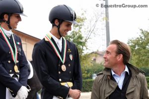 Arnd Erben si congratula con Leonardo in premiazione per la medaglia di bronzo, una grande soddisfazione per entrambi che fa ben capire le potenzialità del binomio. (photo © EquestraGroup/tuttoDRESSAGE).