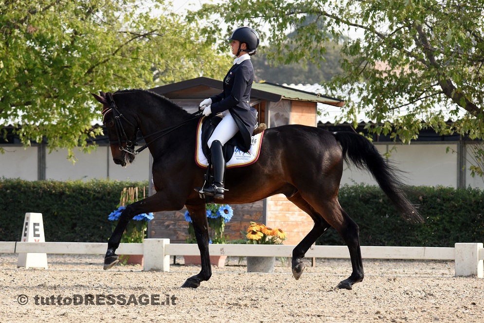 Micol Rustignoli e Fixdesign Corallo Nero nel rettangolo tricolore di Sommacampagna (photo © tuttoDRESSAGE).