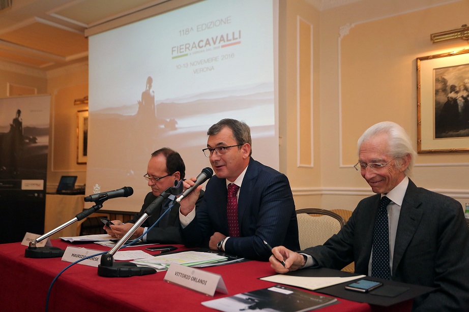 Il tavolo relatori – da sinistra a destra – Giovanni Mantovani, direttore generale Veronafiere; Maurizio Danese, presidente Veronafiere; Vittorio Orlandi, presidente di Fise. (photo © Fiera Cavalli Verona).