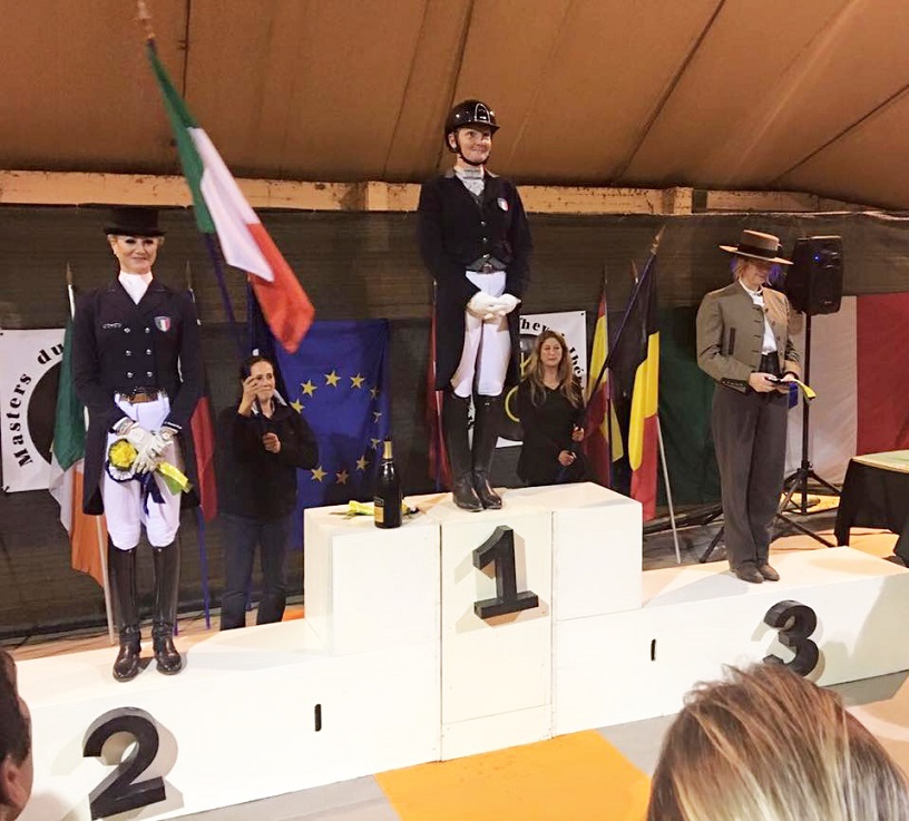 Suona l' inno di Mameli a None con un Grand Prix che parla molto italiano con la vittoria di Nausicaa Maroni ed il secondo posto di Eva Rosenthal.