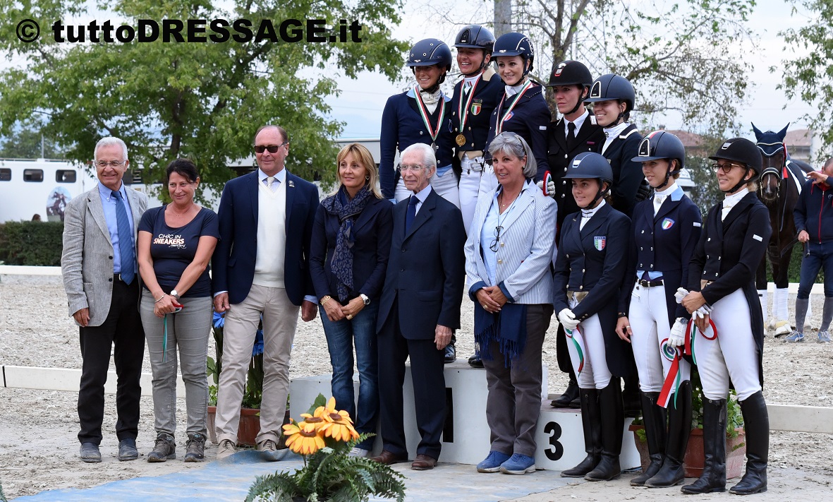 Norma Paoli, Arianna Petroncini ed Eva Rosenthal sul podio small tour, ha premiato il Presidente della FISE Cavaliere Vittorio Orlandi. (photo © tuttoDRESSAGE).