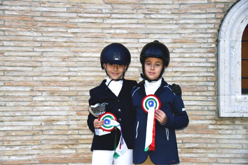 Rachele Moro e Carolina Federici in premiazione (photo courtesy: C.I. Equestria)