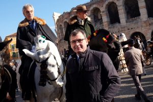 Andrea Bocelli in sella a Caudillo, un lusitano dell’allevamento Beretta, al suo fianco proprio Pasquale Beretta ed in primo piano Maurizio Danese, presidente di Veronafiere ( photo © Veronafiere-ENNEVI).