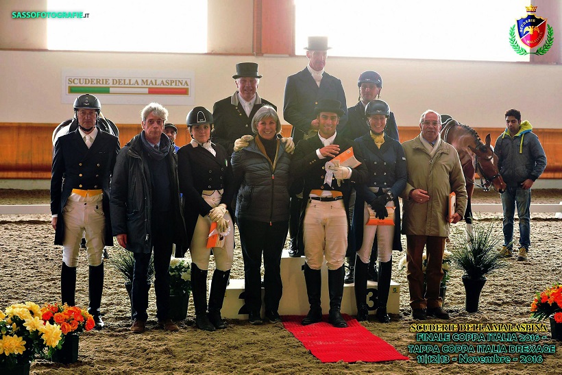 Il podio del Grand Prix vinto da James Joseph Connor alla Malaspina (phot © Fotografie Sasso).