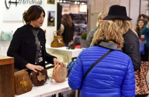 Grandissimo interesse per le borsette Harmonia a FieraCavalli (photo © EquestraGroup).