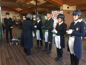 Premiazione categoria Junior con Beatrice Minghetti davanti a tutti. (photo courtesy: Roncobello Dressage).