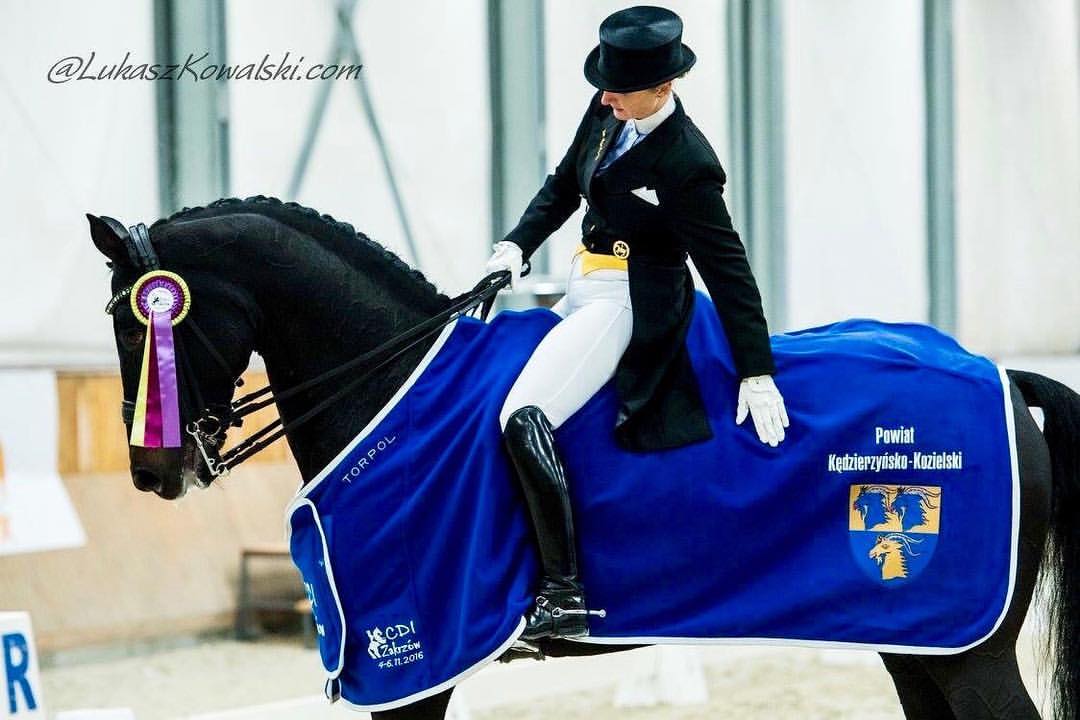 Kristy Oatley ringrazia Swagman 2 dopo la doppia vittoria nel CDI3* Zakrzów (photo © Lukasz Kowalski).