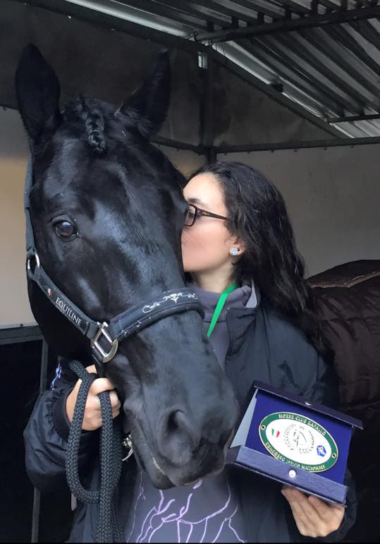 Michela Capra si congratula con Vision ai campionati regionali liguri (photo courtesy: Michela Capra).