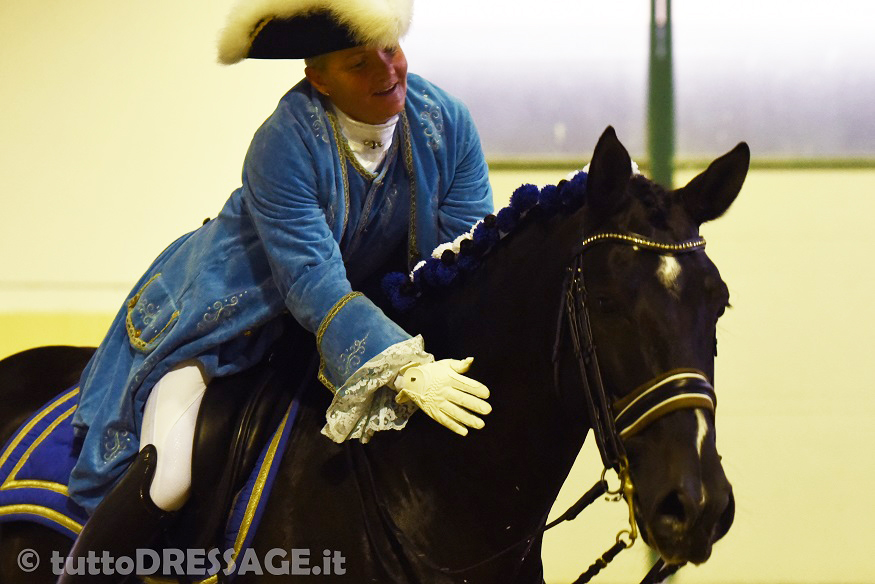Nausicaa Maroni in un magnifico costume iberico si congratula con Embajador al termine della Kur che vale per loro un oro individuale e per l' Italia un oro team (photo © tuttoDRESSAGE).