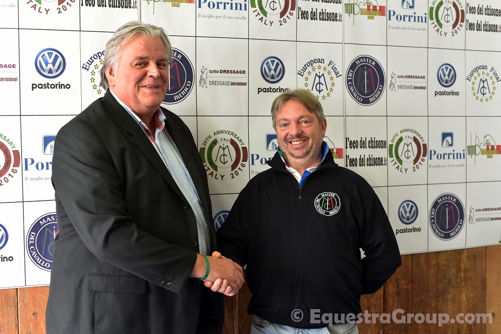 Philippe Roche stringe la mano a Giacomo Silvio Mazzoleni. (photo © Equestra Group).